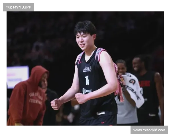 杨瀚森用实力回应质疑再度赢得掌声展现年轻中锋的坚定与成长